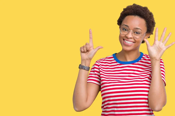 Güzel Genç Afro Amerikan Kadın Gözlük Gösterilen Parmakları Ile Işaret — Stok fotoğraf