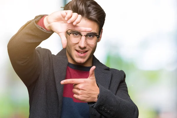 Joven Hombre Guapo Elegante Con Gafas Sobre Fondo Aislado Sonriendo —  Fotos de Stock