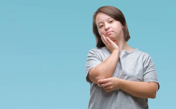 Ung Vuxen Kvinna Med Downs Syndrom Över Isolerade Bakgrund Tänkande — Stockfoto