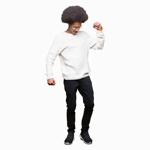 Rahat Kendinden Emin Müzik Hareket Gülümseyen Genç Afro Amerikan Adam — Stok fotoğraf