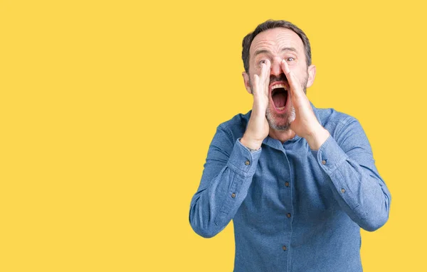 Guapo Mediana Edad Elegante Hombre Mayor Sobre Fondo Aislado Gritando — Foto de Stock