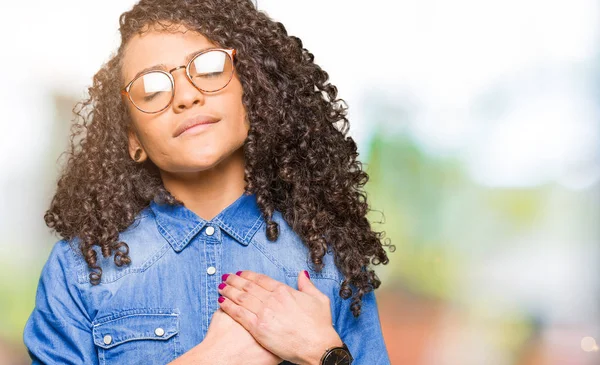 Junge Schöne Frau Mit Lockigem Haar Brille Lächelnd Hände Auf — Stockfoto