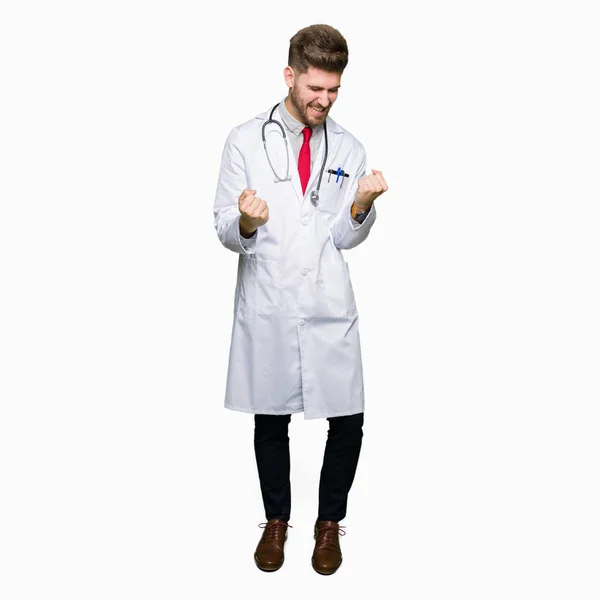 Fiatal Jóképű Orvos Ember Visel Orvosi Kabát Nagyon Boldog Izgatott — Stock Fotó