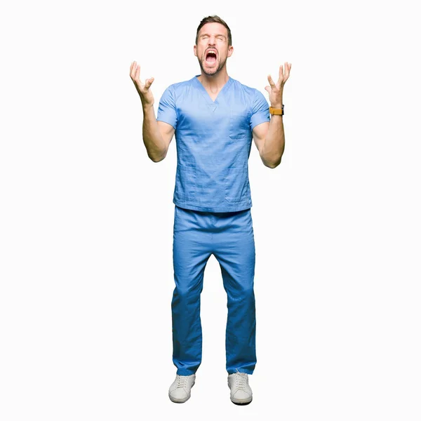Γιατρός Όμορφος Άνθρωπος Φορώντας Ιατρική Στολή Πάνω Από Απομονωμένες Φόντο — Φωτογραφία Αρχείου