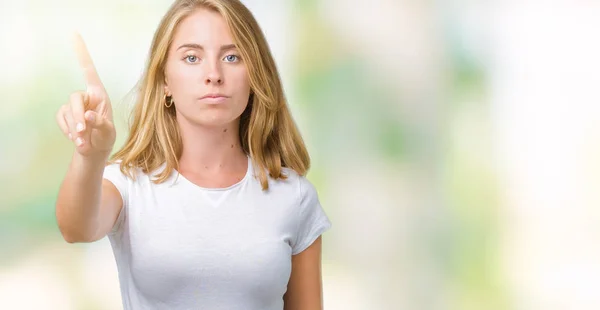 Mooie Jonge Vrouw Dragen Casual Wit Shirt Geïsoleerd Background Wijzen — Stockfoto