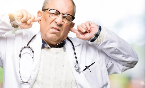 Hombre Guapo Médico Senior Con Abrigo Médico Que Cubre Las —  Fotos de Stock