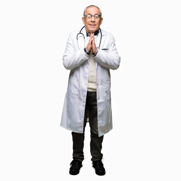 Stilig Senior Doktor Man Klädd Medicinsk Coat Bedjande Med Händerna — Stockfoto
