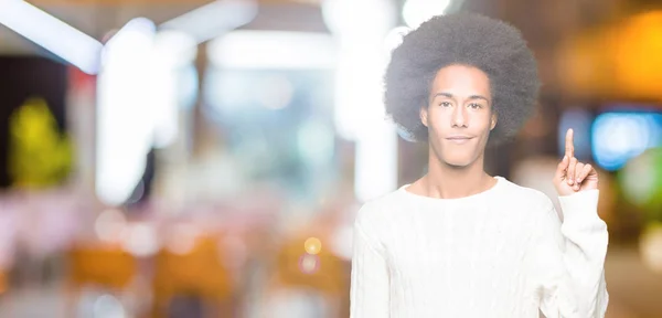 Νεαρός Αφρικανική Αμερικανική Άνθρωπος Αφρο Μαλλιά Φορώντας Χειμώνα Πουλόβερ Εμφάνιση — Φωτογραφία Αρχείου