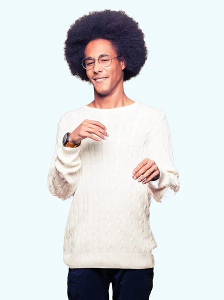 Fiatal Afroamerikai Férfi Afro Haj Szemüveg Undorodott Elégedetlen Félelmetes Csinál — Stock Fotó