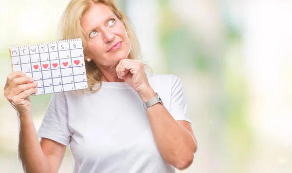 Mulher Loira Meia Idade Segurando Calendário Menstruação Ver Fundo Isolado — Fotografia de Stock