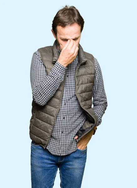 Μέση Ηλικία Όμορφος Άνδρας Φορώντας Γιλέκο Χειμώνα Κουρασμένος Τρίβοντας Μύτη — Φωτογραφία Αρχείου