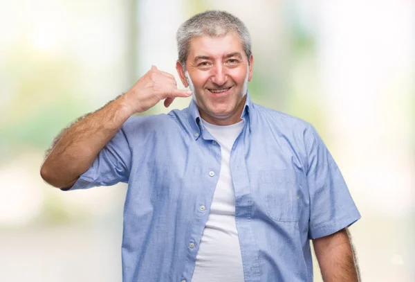 Bonito Homem Idoso Sobre Fundo Isolado Sorrindo Fazendo Gesto Telefone — Fotografia de Stock