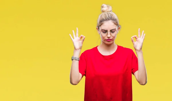 Joven Hermosa Mujer Rubia Vistiendo Camiseta Roja Gafas Sobre Fondo —  Fotos de Stock