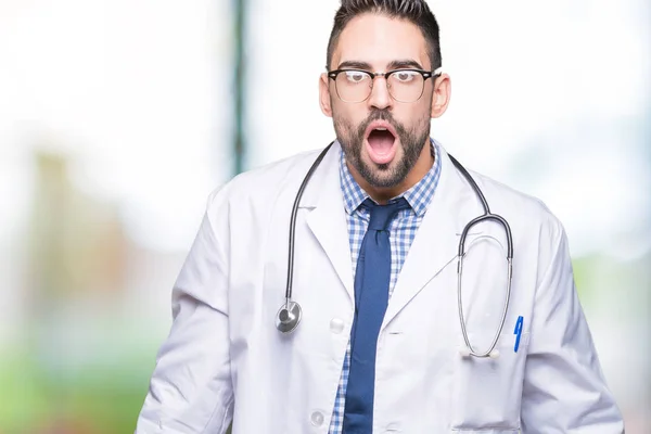 Bello Giovane Medico Sfondo Isolato Faccia Shock Sembra Scettico Sarcastico — Foto Stock