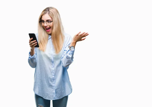 Jonge Mooie Blonde Zakenvrouw Met Smartphone Geïsoleerd Achtergrond Erg Blij — Stockfoto