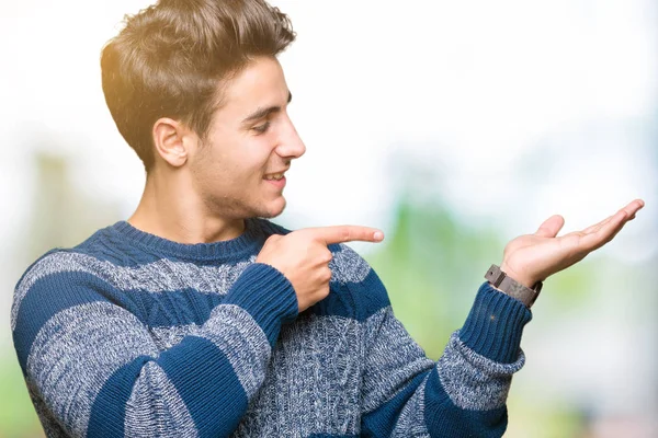 Jonge Knappe Man Geïsoleerde Achtergrond Verbaasd Glimlachend Naar Camera Terwijl — Stockfoto