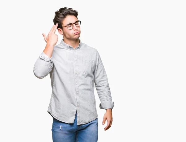 Mladý Pohledný Muž Nosí Brýle Nad Izolované Pozadí Střílení Zabíjení — Stock fotografie