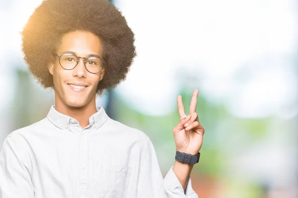 Unga Afroamerikanska Man Med Afro Hår Glasögon Leende Med Glada — Stockfoto