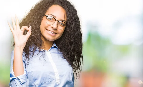 Young Beautiful Business Girl Curly Hair Wearing Glasses Smiling Positive — Stock Photo, Image