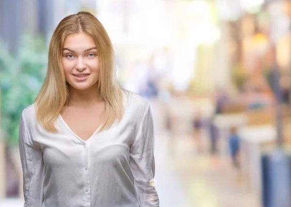 Jonge Kaukasische Vrouw Geïsoleerde Achtergrond Met Een Gelukkig Cool Glimlach — Stockfoto