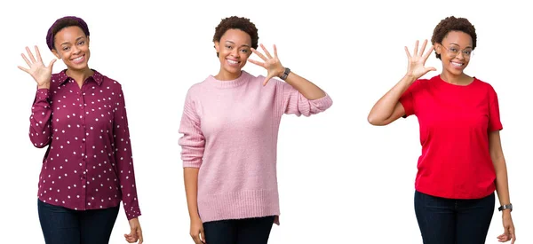 非洲裔美国妇女与非洲头发在孤立的背景显示和指向用手指数字五 同时微笑着自信和快乐 — 图库照片