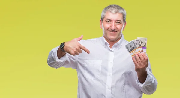 Pěkný Starší Muž Drží Balík Peněz Nad Izolované Pozadí Překvapením — Stock fotografie
