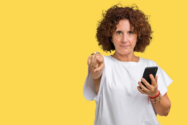 Seniorin Mittleren Alters Mit Smartphone Und Sms Über Isolierten Hintergrund — Stockfoto