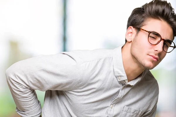 Genç Yakışıklı Adam Gözlük Izole Üzerinde Ile Geri Kas Ağrısı — Stok fotoğraf