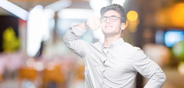 Ung Vacker Man Bär Glasögon Över Isolerade Bakgrunden Sträcker Sig — Stockfoto