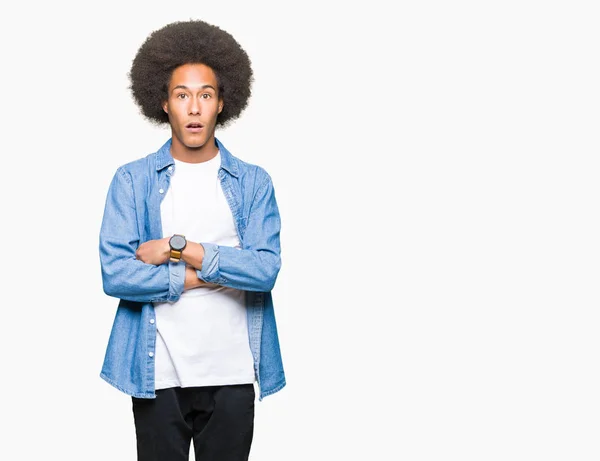 Joven Afroamericano Con Cabello Afro Asustado Sorprendido Con Expresión Sorpresa — Foto de Stock