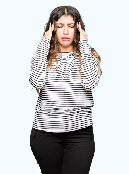 Junge Schöne Frau Trägt Streifen Pullover Mit Der Hand Auf — Stockfoto