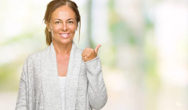 Mooie Middenleeftijd Volwassen Vrouw Winter Trui Dragen Geïsoleerde Achtergrond Gelukkig — Stockfoto