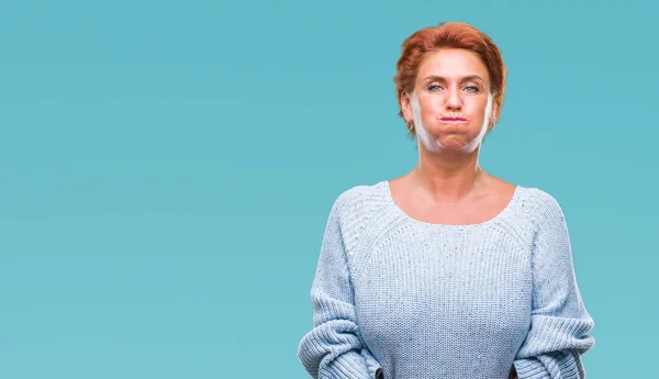 Atractiva Mujer Pelirroja Caucásica Mayor Con Suéter Invierno Sobre Fondo — Foto de Stock