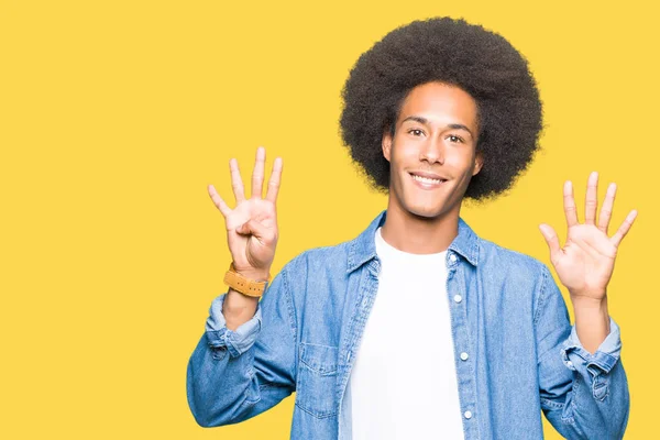 非洲青年美国人 一头非洲的头发显示和指向与手指九号 同时微笑着自信和快乐 — 图库照片