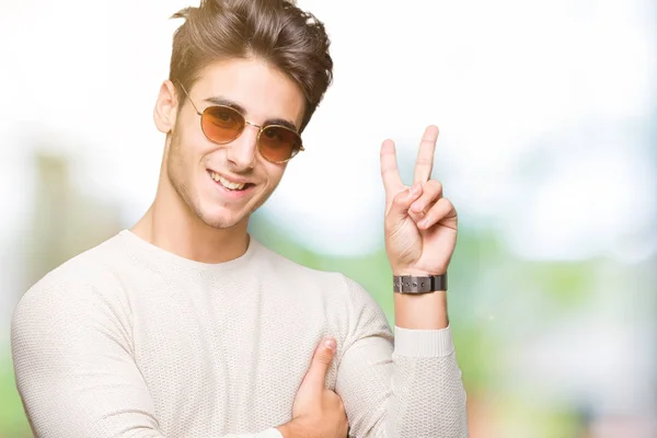 Joven Hombre Guapo Con Gafas Sol Sobre Fondo Aislado Sonriendo —  Fotos de Stock