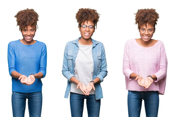 Kolaj üzerinde izole arka plan el avuç içi ile birlikte gülümseyen genç güzel Afrikalı kız alma veya jest vererek. Ayrı tutma ve koruma