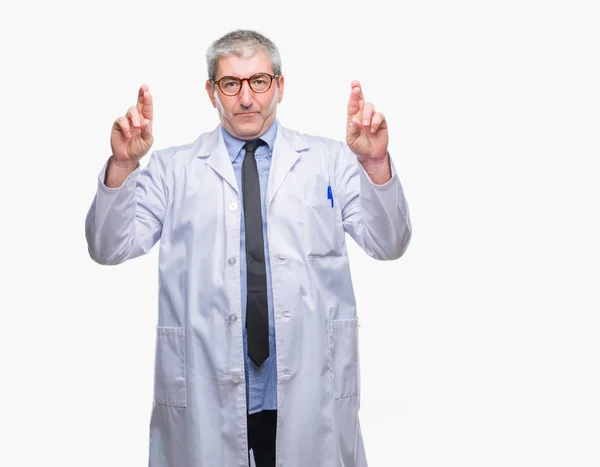 英俊的资深医生 科学家专业的人穿着白色外套在孤立的背景微笑交叉手指与希望和眼睛闭上 运气和迷信的概念 — 图库照片