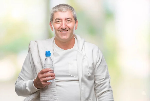 Bello Uomo Anziano Formazione Tenendo Asciugamano Bottiglia Acqua Sfondo Isolato — Foto Stock