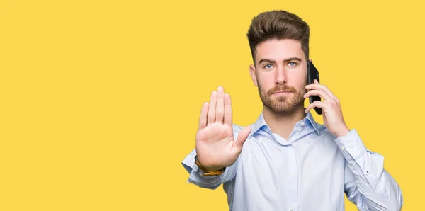 Joven Hombre Guapo Negocio Hablando Teléfono Inteligente Con Mano Abierta — Foto de Stock