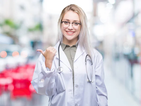 Jovem Loira Médico Mulher Sobre Isolado Fundo Sorrindo Com Feliz — Fotografia de Stock