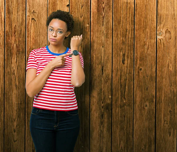 Hermosa Mujer Afroamericana Joven Con Gafas Sobre Fondo Aislado Prisa — Foto de Stock