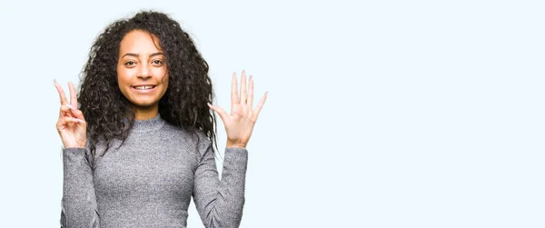 Junges Schönes Mädchen Mit Lockigem Haar Das Mit Den Fingern — Stockfoto