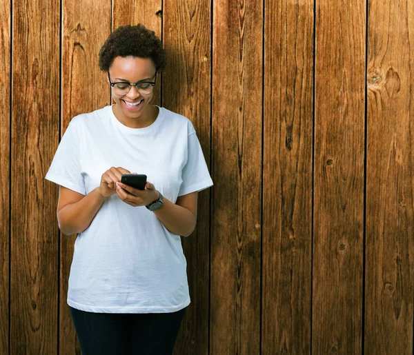 Jeune Femme Afro Américaine Utilisant Smartphone Sur Fond Isolé Avec — Photo