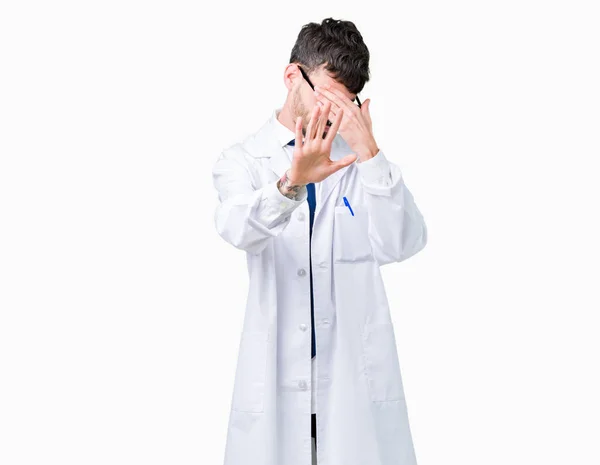 年轻的专业科学家男子穿着白色外套在孤立的背景覆盖眼睛用手和做停止手势与悲伤和恐惧的表情 尴尬和消极的概念 — 图库照片
