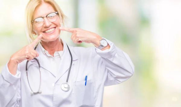 Médico Rubio Mediana Edad Mujer Sobre Fondo Aislado Sonriendo Confiado — Foto de Stock