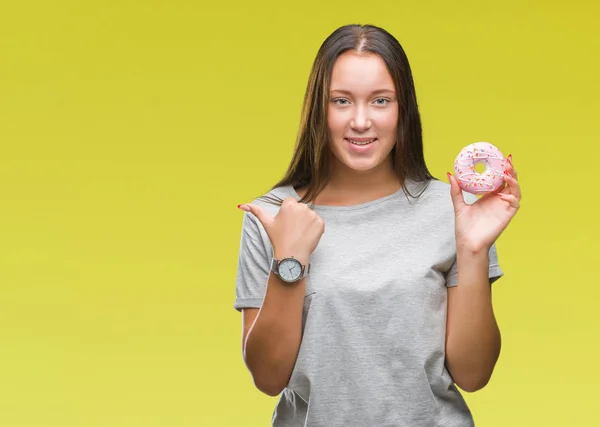 Unga Kaukasiska Kvinna Äta Söta Donut Över Isolerade Bakgrund Pekar — Stockfoto