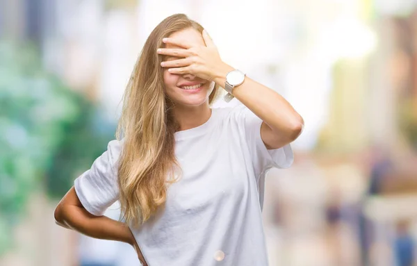 Ung Vacker Blond Kvinna Som Bär Casual Vit Shirt Över — Stockfoto