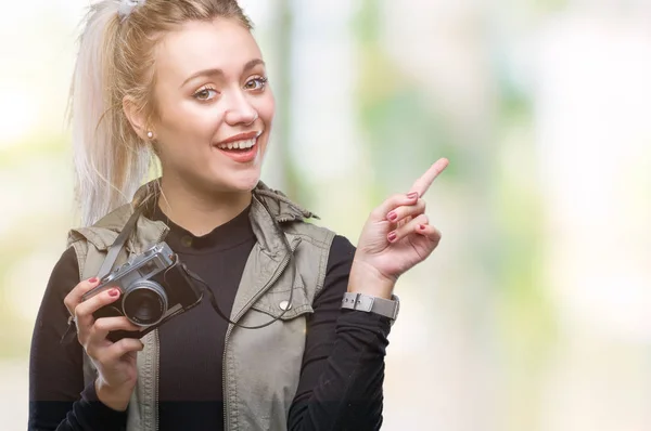 Joven Mujer Rubia Tomando Fotos Usando Cámara Vintage Sobre Fondo —  Fotos de Stock