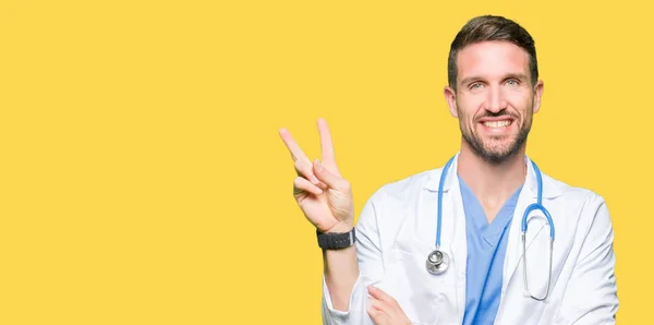 Bello Medico Che Indossa Uniforme Medica Sfondo Isolato Sorridente Con — Foto Stock