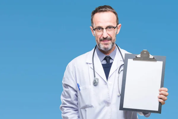 Idade Média Idoso Hoary Médico Homem Segurando Prancheta Isolado Fundo — Fotografia de Stock